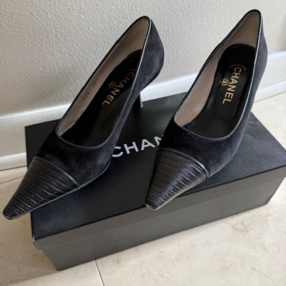 CHANEL BLACK SUEDE SPECTATOR PUMPS SIZE 6 1/2